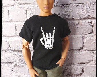 Vêtements pour poupée homme 30 cm (12 po.) à l'échelle 1/6. Réalisés sur commande. T-shirt noir avec décalcomanie en vinyle blanc.