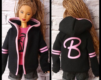 Poppenkleertjes. Zwart lente/herfst licht jasje. Zwart met roze strepen en letter B op de achterkant. Op bestelling gemaakt. Past origineel en rond.