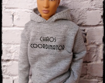Abiti per bambole fashion maschili e femminili da 12", in scala 1/6. Realizzati su ordinazione. Felpa grigia con cappuccio e decalcomania nera stampata CHAOS COORDINATOR.