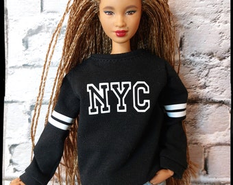 Puppenkleidung. Gemütliches Sweatshirt 12 Zoll Puppen. Schwarzes Sweatshirt mit NYC Aufdruck. Das Oberteil passt originalen und kurvigen männlichen und weiblichen Puppen