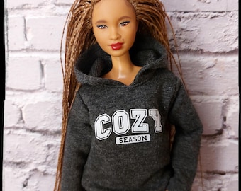 30 cm, dockkläder för män och kvinnor i skala 1/6. Tillverkade på beställning. Mörkgrå hoodie med COZY SEASON-tryck i vitt.