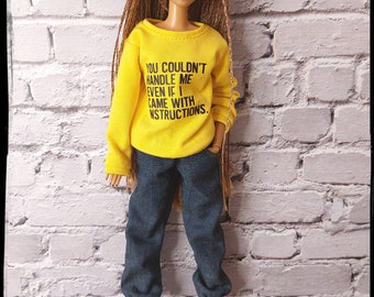 Poppenkleertjes. Gezellig sweatshirt voor poppen van 30 cm. Geel sweatshirt met print. Trui past op originele en ronde mannelijke en vrouwelijke poppen