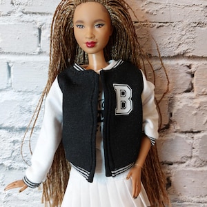 Ropa de muñeca de moda. Chaqueta ligera de primavera/otoño en blanco y negro. Letra personalizable. Fabricada por encargo.