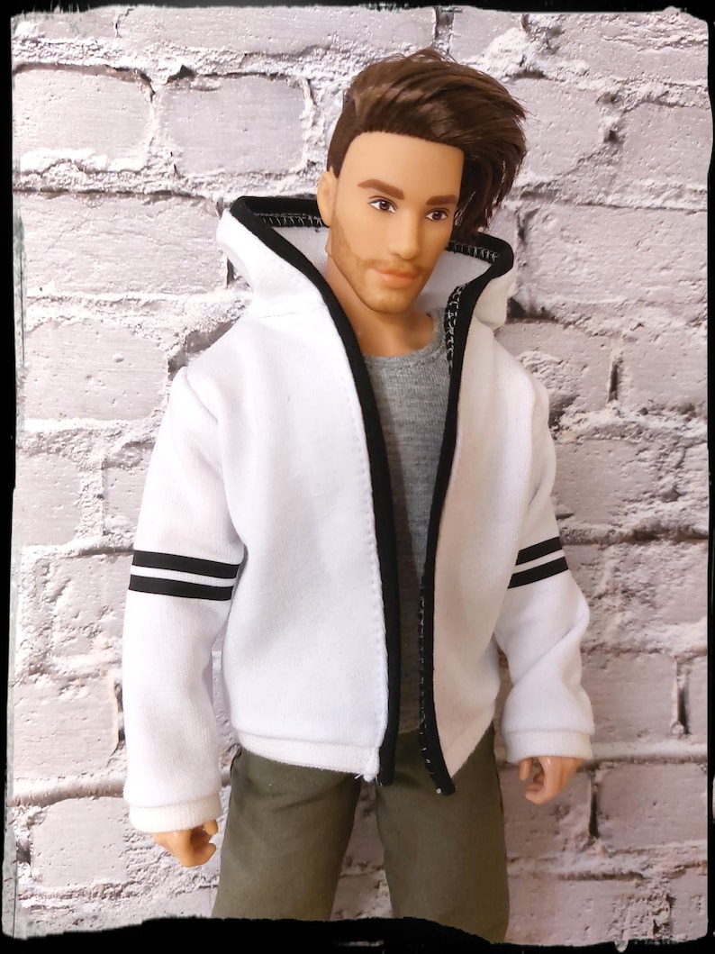 Peut inclure: Sweat-shirt &agrave; capuche blanc avec des finitions noires et des rayures noires sur les manches. La capuche est doubl&eacute;e de noir.