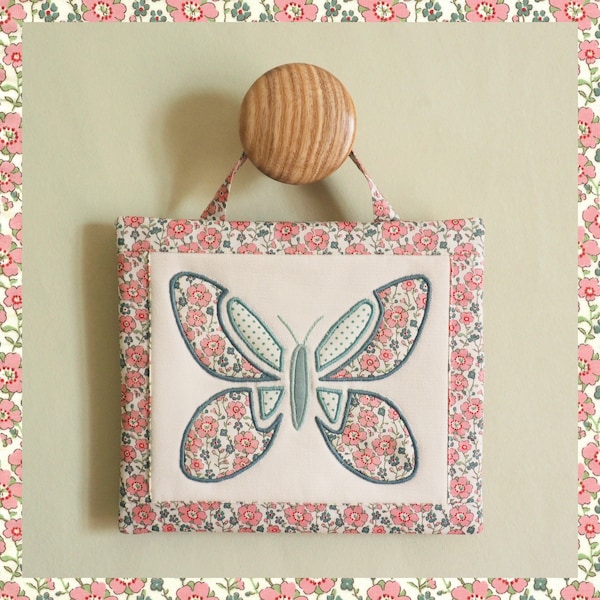 Tableau Papillon, Liberty rose et vert, déco murale, déco chambre enfant