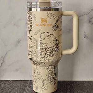 Vaso Stanley con calavera de dinosaurio floral - Grabado láser - 30 oz imagen 1