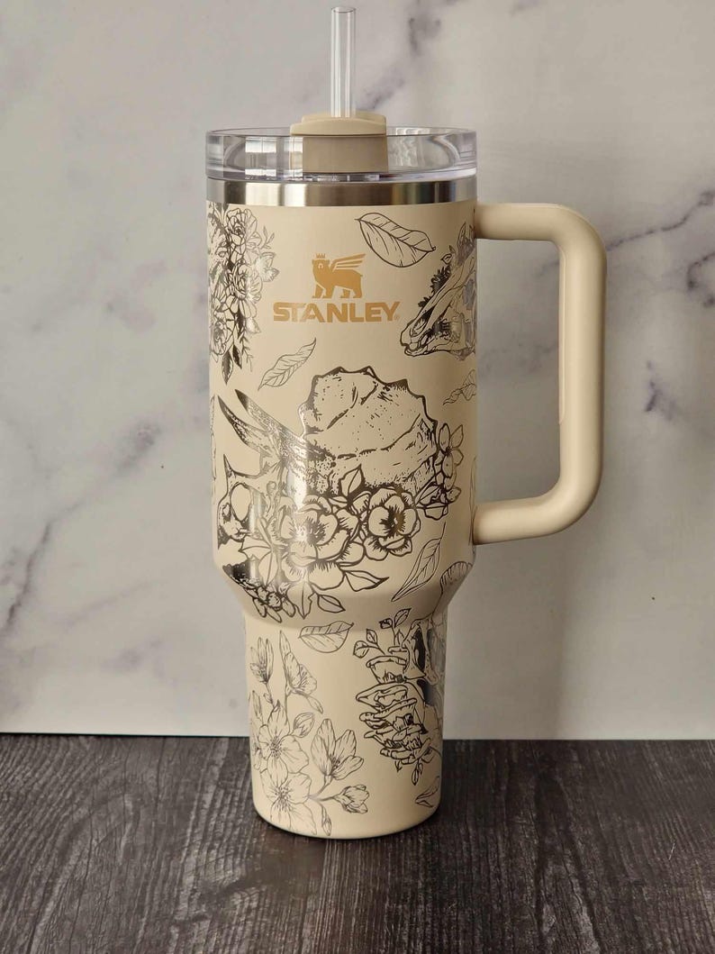 Vaso Stanley con calavera de dinosaurio floral - Grabado láser - 30 oz imagen 1