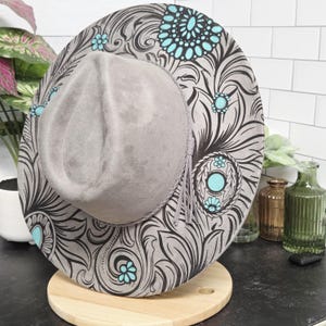 Vegansk cowboyhatt i turkos, graverad och målad vegansk mocka med fedora, bred brätte och justerbar bild 11