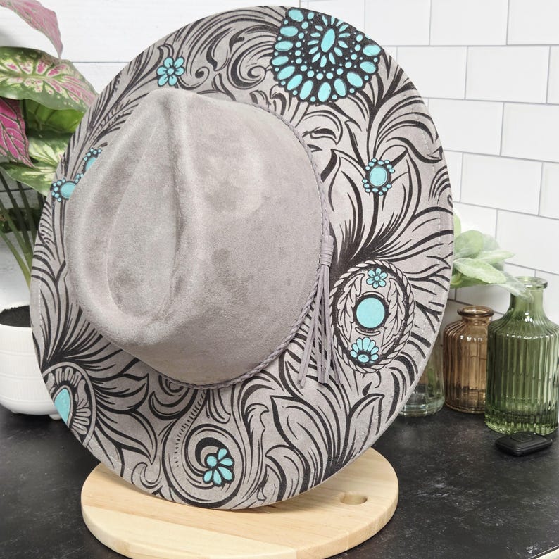 Vegansk cowboyhatt i turkos, graverad och målad vegansk mocka med fedora, bred brätte och justerbar bild 11