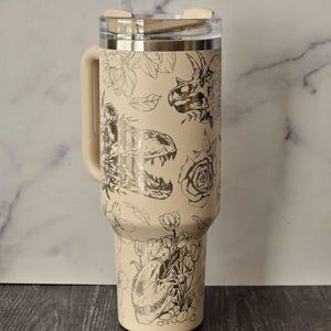 Vaso Stanley con calavera de dinosaurio floral - Grabado láser - 30 oz imagen 5