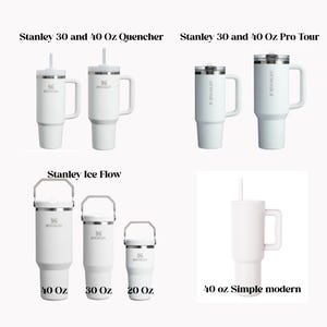 Puede incluir: Una colección de vasos y botellas de agua Stanley blancos. La imagen muestra varios tamaños, incluyendo opciones de 591 ml, 887 ml y 1,183 ml, con asas y tapas. El texto en la imagen dice "Stanley 30 and 40 Oz Quencher", "Stanley 30 and 40 Oz Pro Tour", "Stanley Ice Flow" y "40 oz Simple modern".