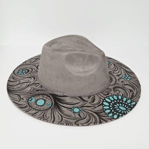 Vegansk cowboyhatt i turkos, graverad och målad vegansk mocka med fedora, bred brätte och justerbar bild 6
