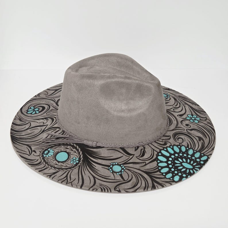 Vegansk cowboyhatt i turkos, graverad och målad vegansk mocka med fedora, bred brätte och justerbar bild 6
