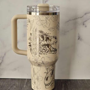 Vaso Stanley con calavera de dinosaurio floral - Grabado láser - 30 oz imagen 4
