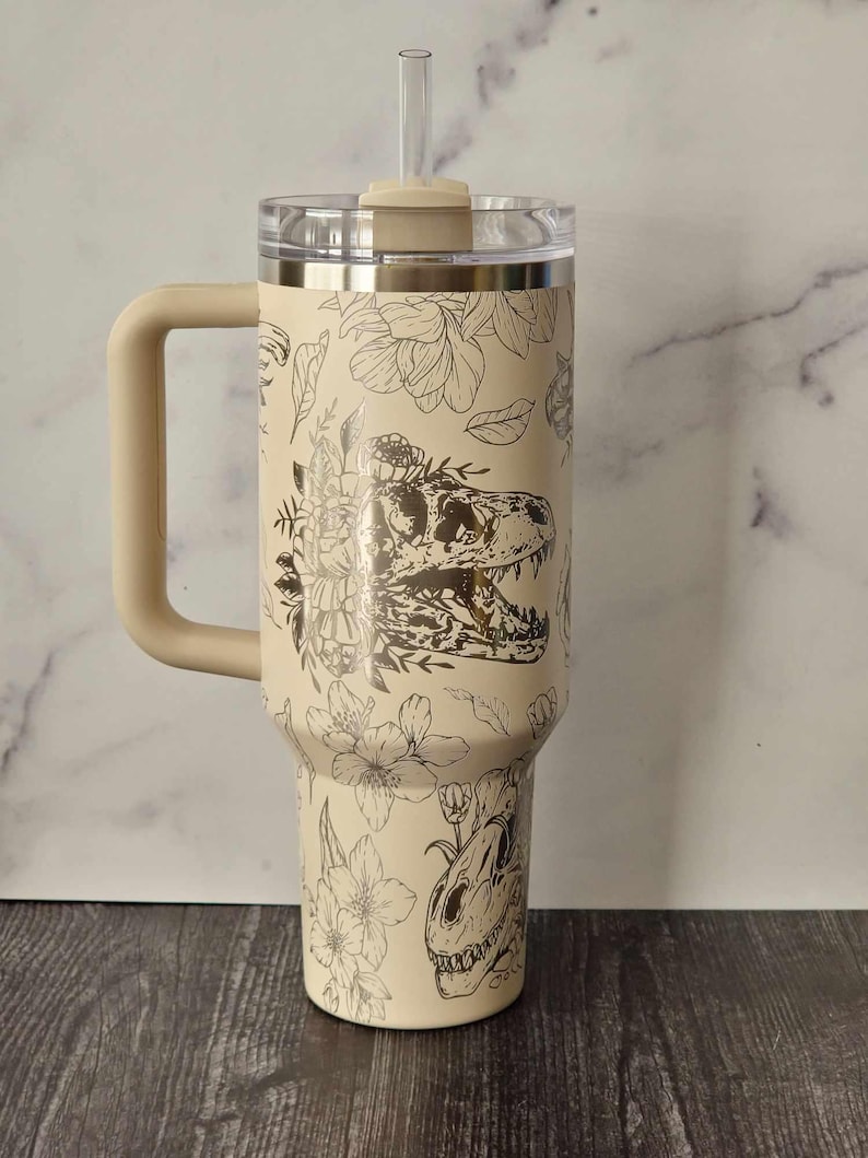 Vaso Stanley con calavera de dinosaurio floral - Grabado láser - 30 oz imagen 4