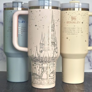 Magiskt slott Stanley Tumbler, Graverad Quencher Vattenflaska 40 Oz