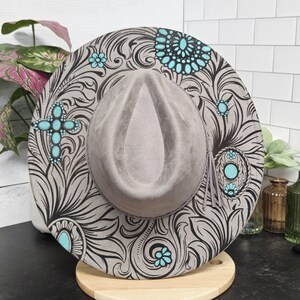 Vegansk cowboyhatt i turkos, graverad och målad vegansk mocka med fedora, bred brätte och justerbar bild 10