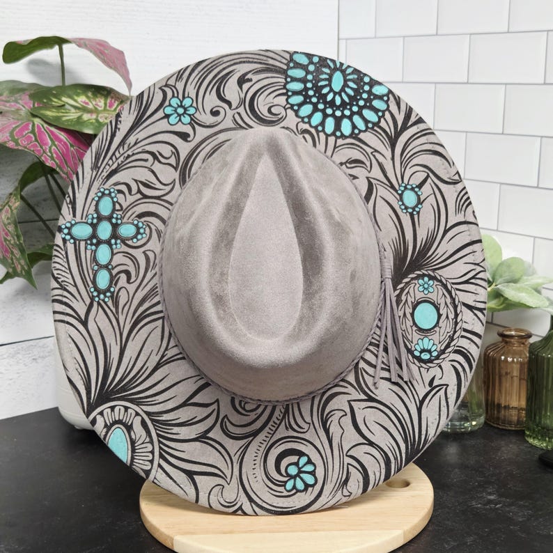 Vegansk cowboyhatt i turkos, graverad och målad vegansk mocka med fedora, bred brätte och justerbar bild 10