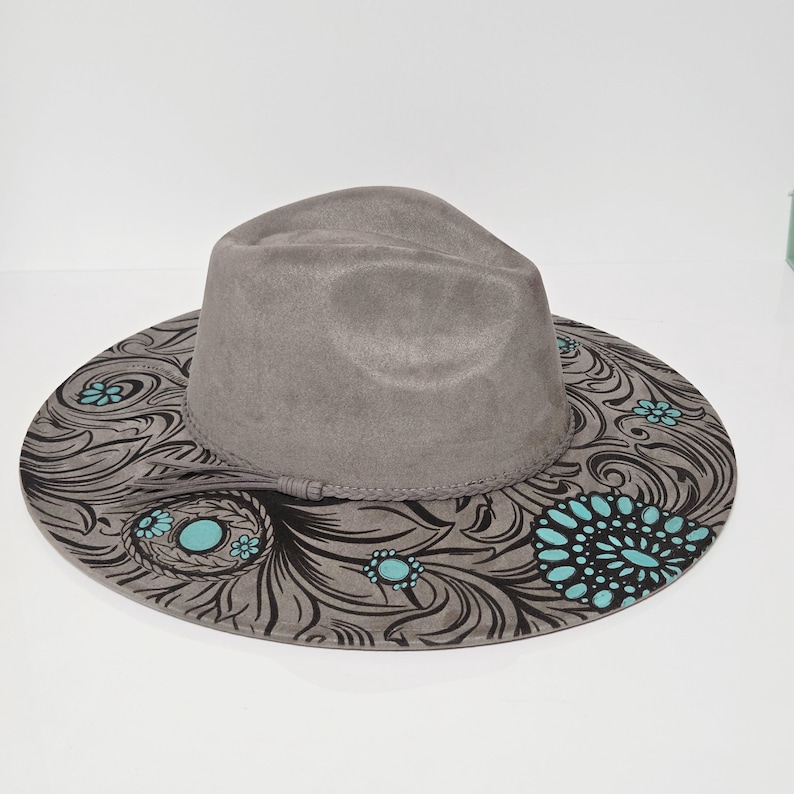 Vegansk cowboyhatt i turkos, graverad och målad vegansk mocka med fedora, bred brätte och justerbar bild 8