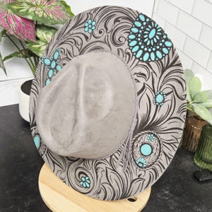 Vegansk cowboyhatt i turkos, graverad och målad vegansk mocka med fedora, bred brätte och justerbar bild 13