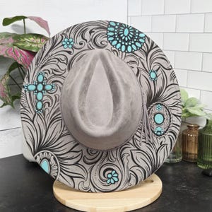 Vegansk cowboyhatt i turkos, graverad och målad vegansk mocka med fedora, bred brätte och justerbar bild 9