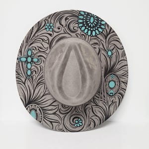Vegansk cowboyhatt i turkos, graverad och målad vegansk mocka med fedora, bred brätte och justerbar bild 14