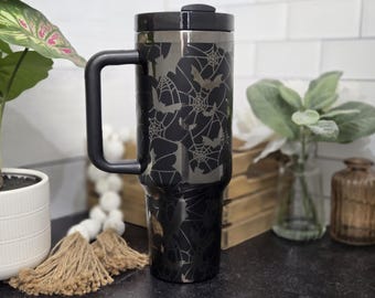 Gotisk fladdermus lasergraverad specialdesignad 120 cl mugg, läskig rostfri stålmugg