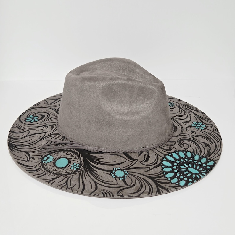 Vegansk cowboyhatt i turkos, graverad och målad vegansk mocka med fedora, bred brätte och justerbar bild 7