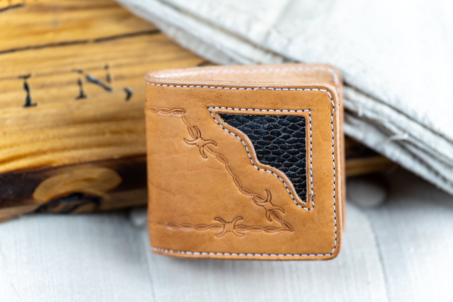 Bifold Leather Wallet Beaver Tail Inlay Wallet Bifold Etsy