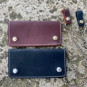 Cartera biker de piel hecha a mano con cadena para cinturón