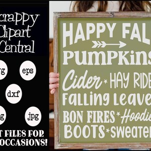 Peut inclure: Une pancarte verte avec du texte blanc qui dit "HAPPY FALL PUMPKINS Cider HAY RIDES Falling Leaves BON FIRES*Hoodies BOOTS*SWEATERS". La pancarte est encadrée de bois et est tenue par une personne.