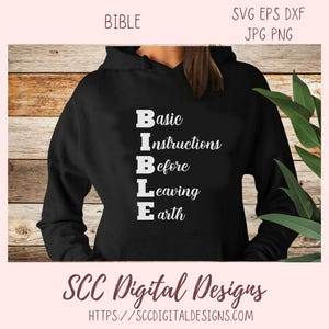 Puede incluir: Sudadera con capucha negra con texto blanco que dice "BIBLE" con las letras que representan "Basic Instructions Before Leaving Earth".