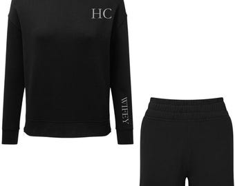 Puede incluir: Sudadera negra con "HC" bordado en el pecho y "WIFEY" bordado en la manga. Pantalones cortos negros a juego con "WIFEY" bordado en la pierna.