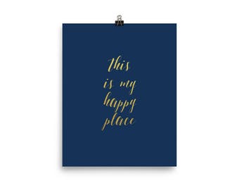 Cartel del lugar feliz. Letras de mano. Cartel creativo. Regalos para ella. Regalos menores de 20 años.