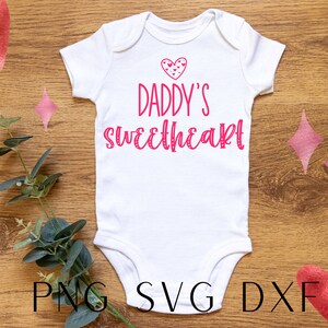 SVG PNG DXF Lovebug do papai, arquivo de corte do primeiro dia dos namorados do bebê, pequena senhorita, macacão de corações, cricut, silhueta, imagem de sublimação