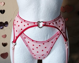 Rosa Mesh Strumpfhalter mit roten Herzchen