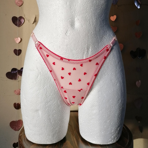 Rosa Mesh Tanga mit roten Herzchen