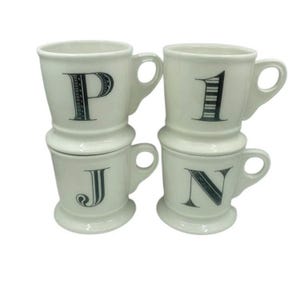 Tasse à café en céramique noire et blanche à monogramme Anthropologie - Vendue à l'unité
