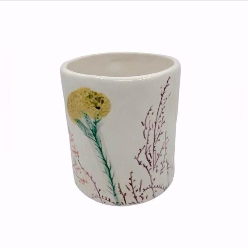 Pu&ograve; includere: Un set di tre tazze in ceramica con finitura opaca e macchiettata. Le tazze sono nei toni del crema, grigio chiaro e grigio scuro. Ogni tazza ha un design semplice e minimalista e un manico arrotondato.
