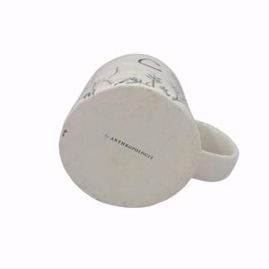 Pu&ograve; includere: Un set di tre tazze in ceramica con finitura opaca e macchiettata. Le tazze sono nei toni del crema, grigio chiaro e grigio scuro. Ogni tazza ha un design semplice e minimalista.