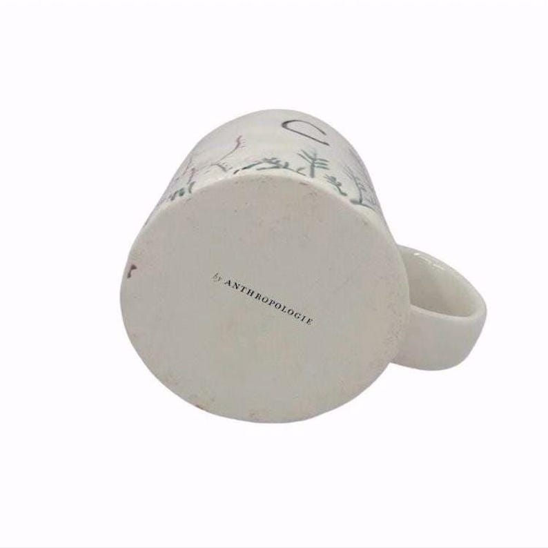 Pu&ograve; includere: Un set di tre tazze in ceramica con finitura opaca e macchiettata. Le tazze sono nei toni del crema, grigio chiaro e grigio scuro. Ogni tazza ha un design semplice e minimalista.