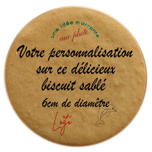 Könnte beinhalten: Ein runder, hellbrauner Keks mit dem Text "une idée marrante une photo" in Grün und Rot und dem Text "Votre personnalisation sur ce délicieux biscuit sablé 6cm de diamètre" in Schwarz. Der Keks hat auch eine kleine Delfingrafik und den Text "un logo" in Rot.
