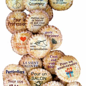 Peut inclure: Assortiment de biscuits ronds, bruns et sucrés avec différents motifs et textes en français. Les biscuits présentent des motifs tels qu'un cœur, une main qui écrit, une poignée de main, un coffret cadeau et un lapin. Le texte sur les biscuits comprend "Pour le Profession", "Pour Maria", "La Saint Valentin", "Pour un Salon", "Pour une Fête", "Pour une communion", "Ceci est votre bisc", "Pour un anniversaire", "Une réunion de famille", "Prêt primer", "Votre dessin", "Nous imprimons Votre logo Compagny", "Votre Texte en noir ou en couleur", et "Mettez sur ce biscuit ce que vous voulez".