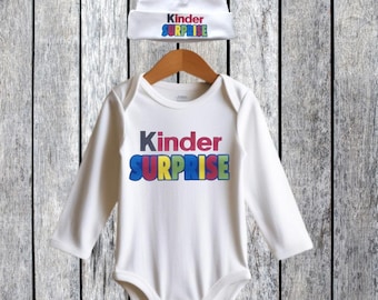 Body bébé ou ensemble bonnet et body personnalisé avec texte " Kinder Surprise "