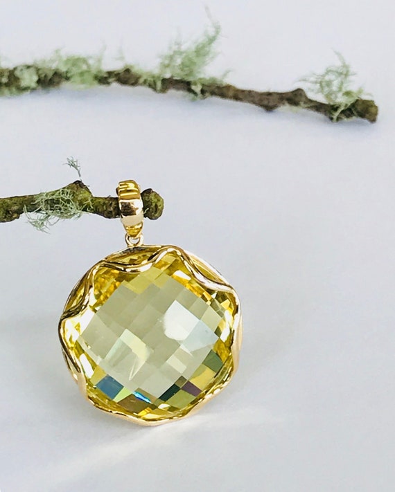 14K Yellow Gold + Faceted Yellow-Green Stone Penda