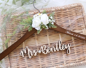 Personalisierte Hochzeitskleid Kleiderbügel: Brautdusche Geschenk, Brautjungfer Namen Kleiderbügel, kundenspezifische Kleiderbügel, Braut Kleiderbügel, Hochzeitsgeschenk, Hochzeitskleiderbügel