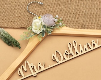 Mrs Hanger,Bridal Hanger, Wedding date hanger,Personalized Bride Hanger,Wedding Dress Hanger,Wedding Party Gift