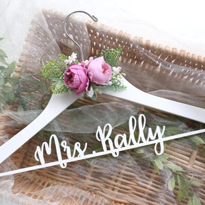 Perchas con nombre y fecha, perchas para regalos de boda, perchas para vestidos, regalo grabado para despedida de soltera con flores, percha nupcial, perchas con nombre