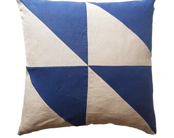 Elegante cuscino decorativo in lino 100% beige con inserti geometrici in lino blu.