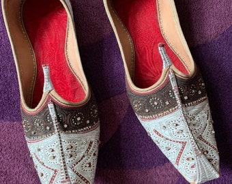 伝統的な中東の手作り革刺繍スリッパ